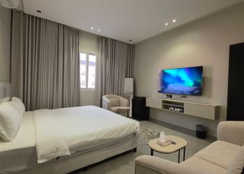 استديو بأثاث مريح وبسيط 