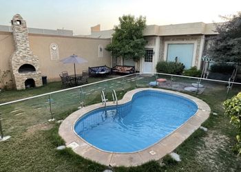 شاليه بمسطح اخضر وجلسة خارجية 