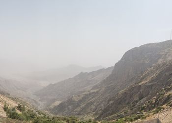 شقة بصالة وثلاث غرف نوم