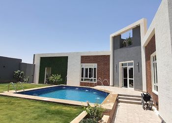 شاليه بمسطح اخضر ومسبح 