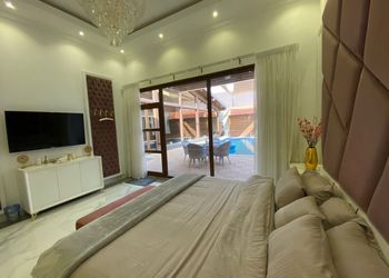 شاليه فاخر بجلسة خارجية ومسبح