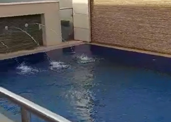 شاليه بمسطح اخضر وجلسة خارجية 