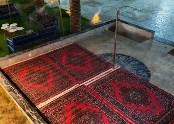 شاليه بمسطح اخضر وجلسة خارجية