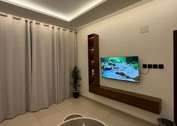 شقة بصالة مودرن وغرفة نوم مريحة 