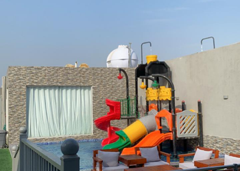 شاليه بمسطح اخضر والعاب اطفال