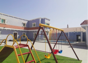 إستراحة بمسبح وملعب كرة طائرة
