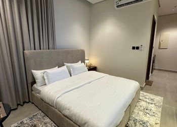 استديو بسرير ماستر وأثاث مريح 