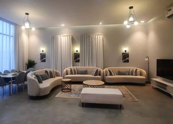 شاليه بمسطح اخضر ومسبح 