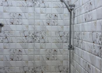 شقة بصالة وغرفة نوم وبأثاث بسيط