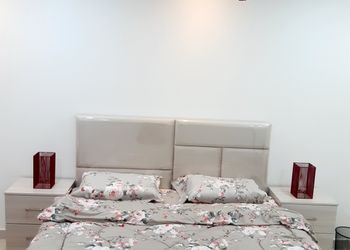 شقة بصالة جلوس وثلاث غرف نوم