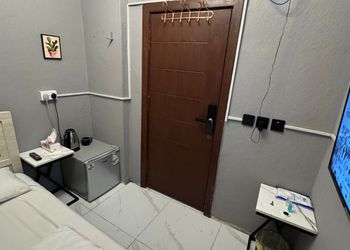 غرفة بسرير مفرد واثاث بسيط