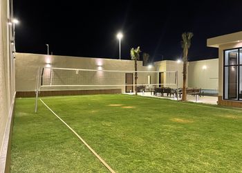 شاليه بملعب كرة طائرة 