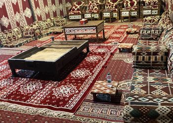 مخيم بجلسة خارجية و بيت شعر