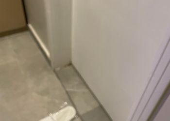 استديو بأثاث مريح وبسيط 