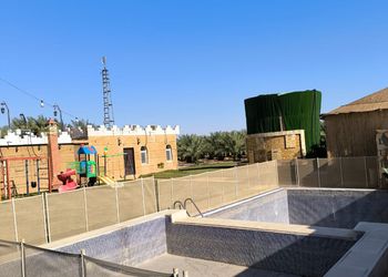 مزرعة بمسطح اخضر وبيت شعر