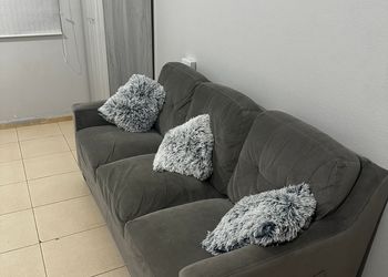 غرفة بأثاث مريح وبسيط 