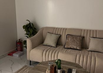 استديو بأثاث مريح وبسيط 