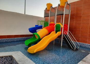 شاليه بمسطح اخضر وجلسة خارجية 
