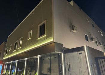شقة ببلكونة وجلسة خارجية 