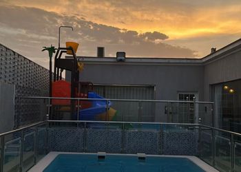 شاليه بغرفة نوم مطلة على المسبح