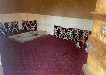 مزرعة بمسطحات خضراء وجلسة خارجية