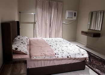 استديو بأثاث مريح وبسيط 