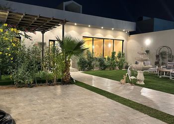 شاليه بمسطح اخضر وجلسة خارجية