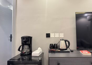 استديو بأثاث مريح وبسيط 