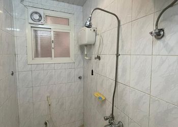شقة بصالة وثلاث غرف نوم 