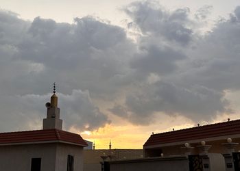 شقة بصالة وغرفة نوم وبأثاث بسيط