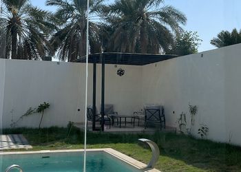 شاليه بجلسة مطلة على مسبح 