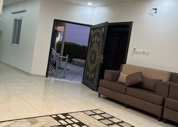 شاليه تصميم واسع ومسبح خارجي 