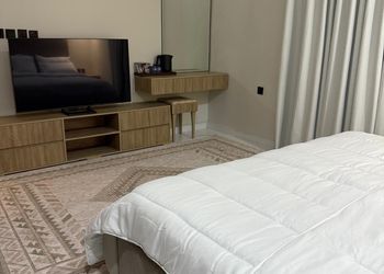 استديو بأثاث مريح وبسيط 