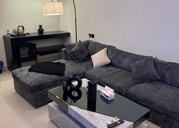 استديو بسرير مريح وتصميم هادئ 