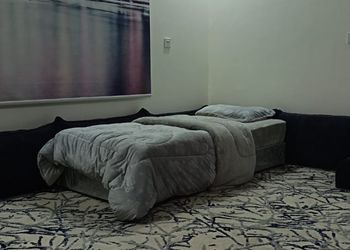 شاليه بمسطح اخضر وجلسة خارجية