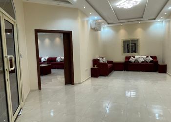 استراحة بجلسة مطلة على المسبح 