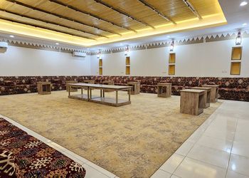 استراحة بمسبح مطل على الحديقه