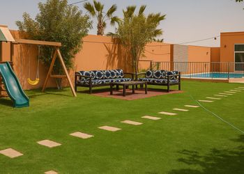 شاليه بمسطح اخضر ومسبح
