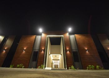 شاليه بمسبح خارجي وجلسة خارجية