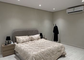 استديو بأثاث مريح وبسيط