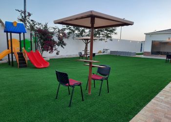 شاليه بمسطح اخضر وجلسة خارجية 