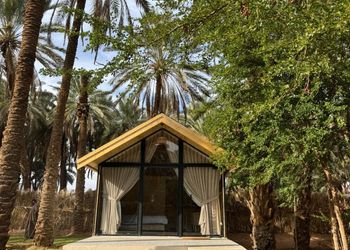 كوخ بمرافق خارجية مشتركة 