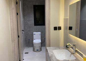 استديو بسرير ماستر وأثاث مريح 