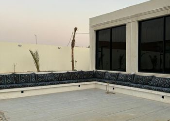 استراحة بمسطح اخضروجلسة خارجية 