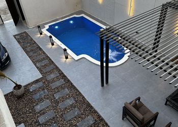شاليه بجلسة خارجية وتصميم أنيق 