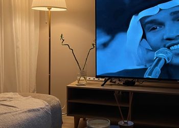 استديو بأثاث مريح وبسيط 