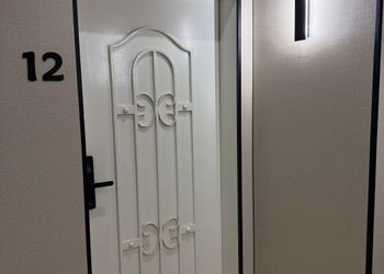 شقة بغرفة معيشة وغرفتين نوم 