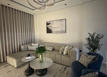 شقة بصالة أنيقة ودخول ذاتي