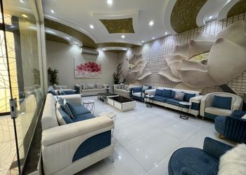 شاليه بجلسة تطل على مسبح داخلي 