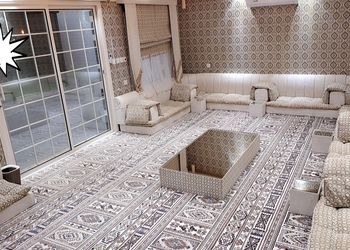 استراحة ببيت شعر وفناء خارجي